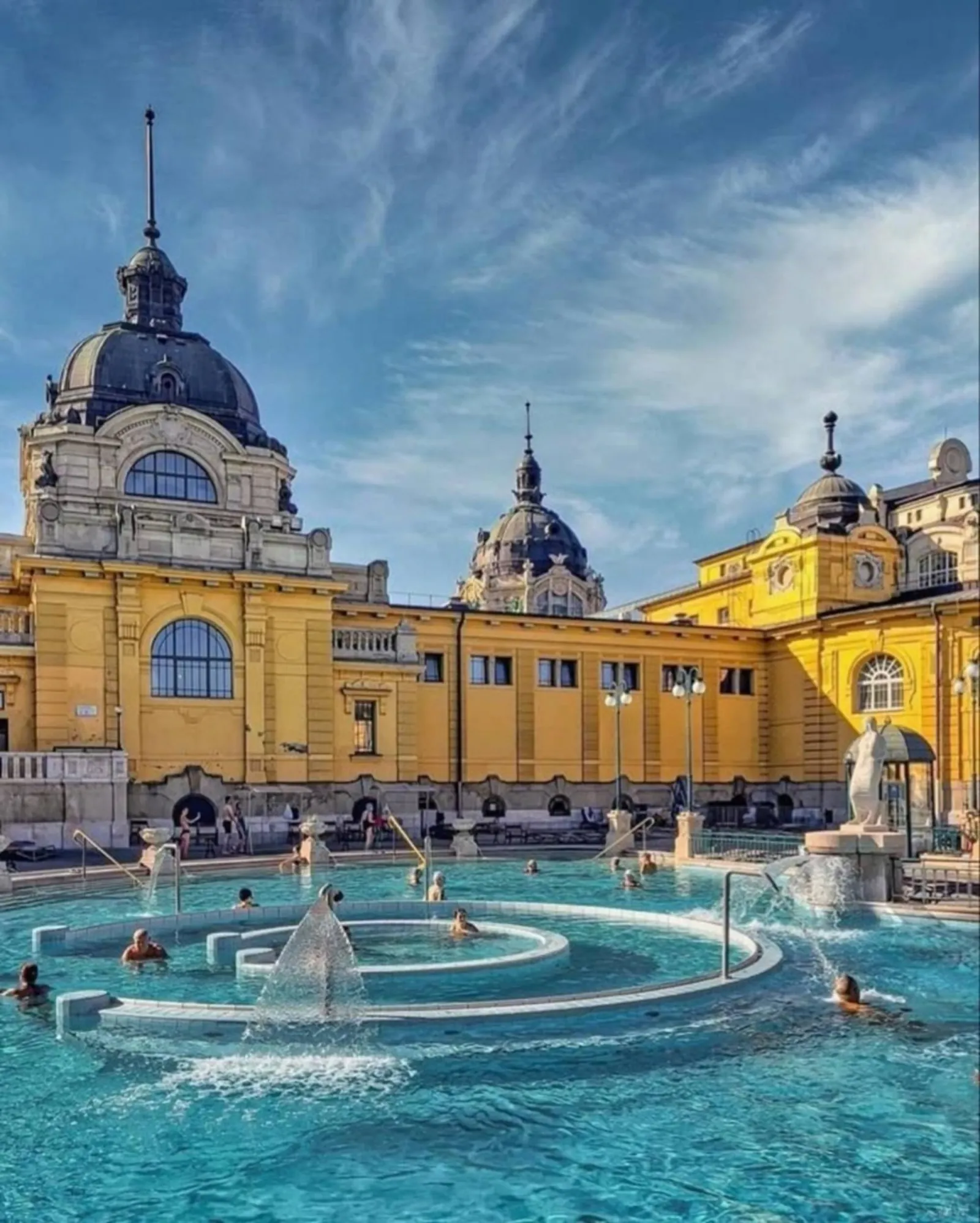 Circular whirlpool and fountain in Széchenyi's leisure pool beneath the domed bathhouse